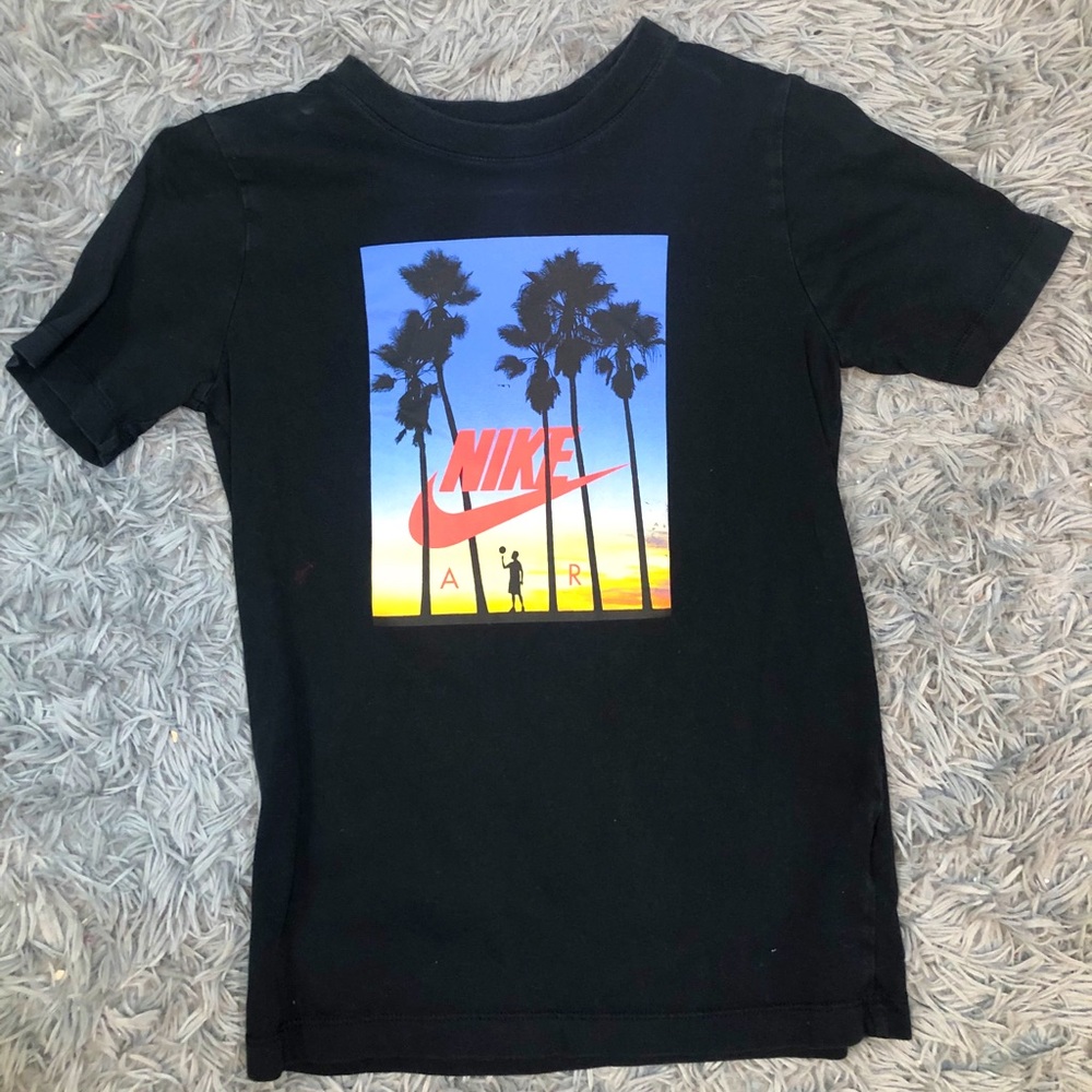 Black NIKE tshirt with picture